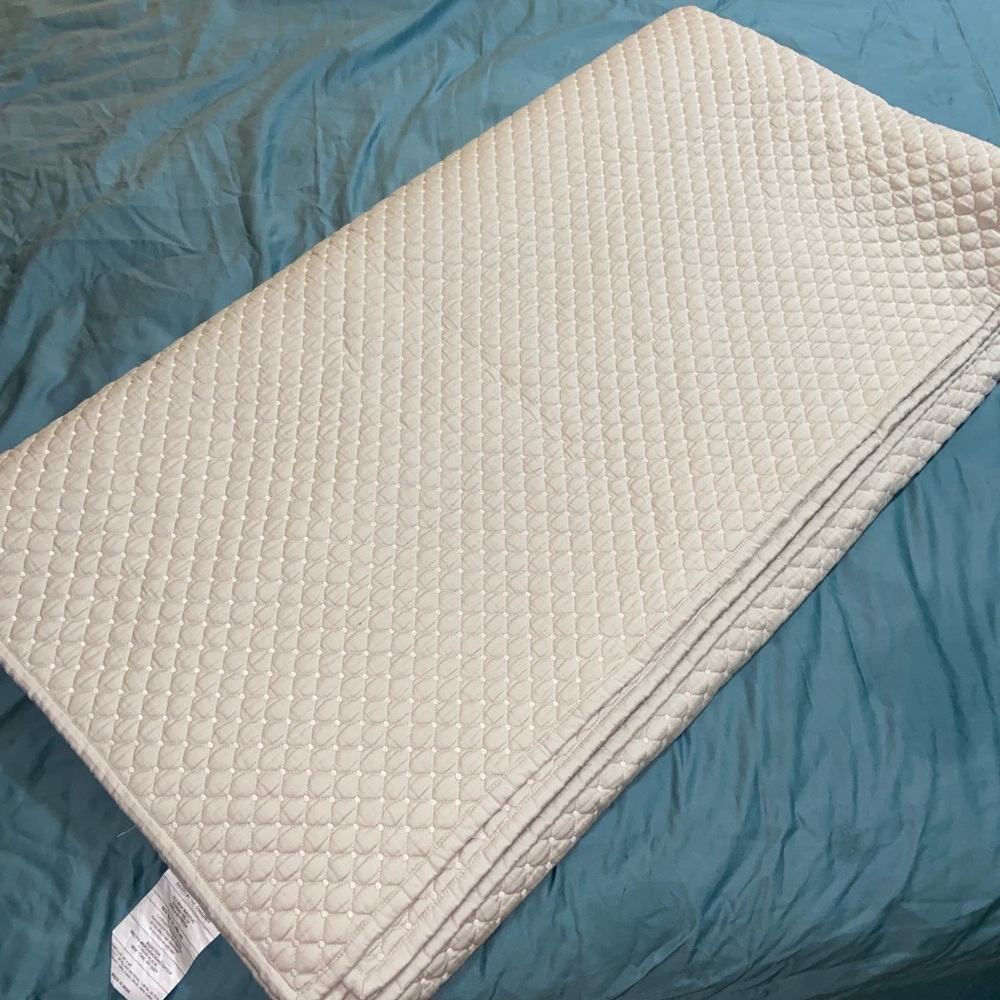 Like new Charter Club Quilt damask full/queen quilt coverlet